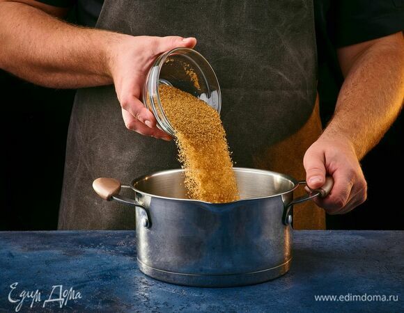 Высыпьте сахар в сотейник и поставьте на огонь.