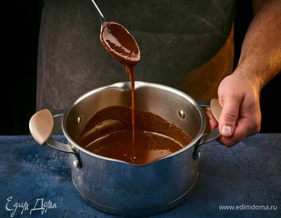 Растопите сахар до карамели.