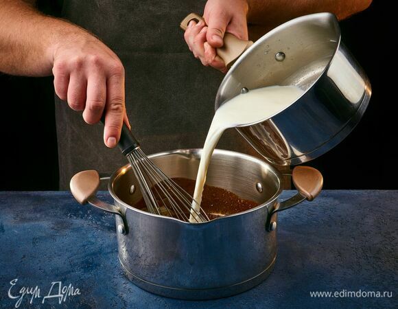 Влейте горячее молоко, перемешайте.