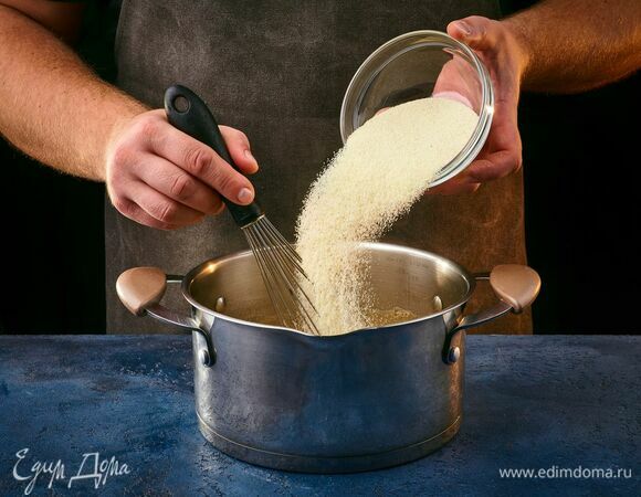 Всыпьте манку, варите до готовности.