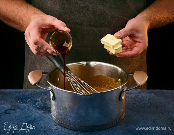 Добавьте ванильную эссенцию и сливочное масло.