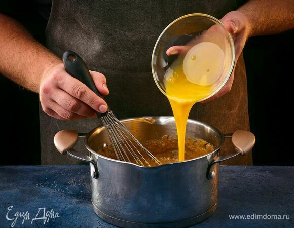 Взбейте яичные желтки, добавьте в кашу.