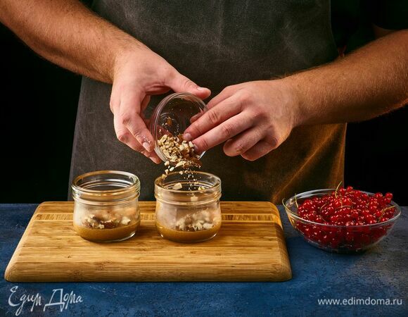 В порционные формы выложите кашу, сверху — слой рубленого миндаля.