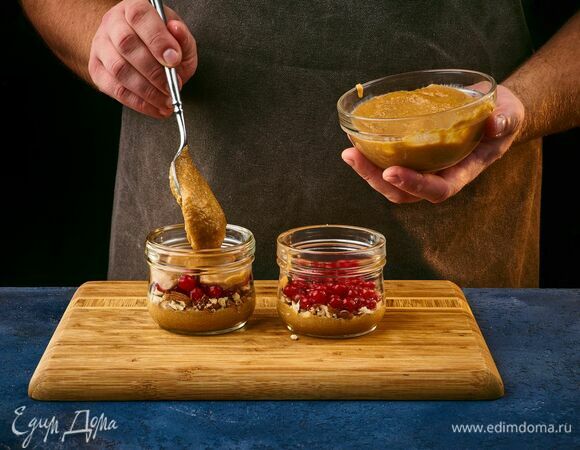 Затем выложите ягоды, а сверху — снова кашу.