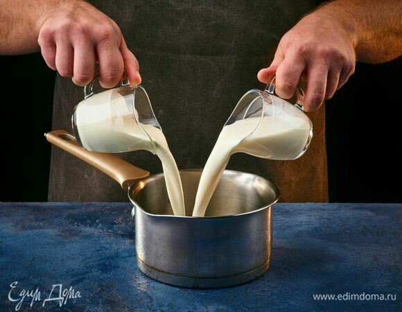 Теплое молоко соедините с теплыми сливками.