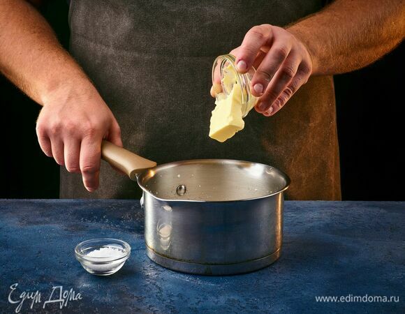 Добавьте сливочное масло, посолите, поставьте на огонь на 20 минут.