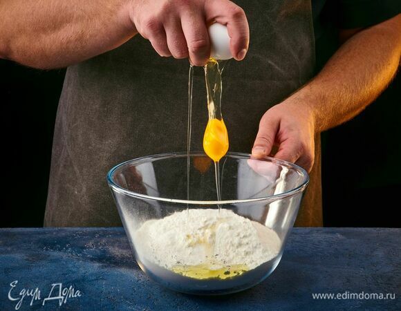 Муку просейте, добавьте в нее яйцо.