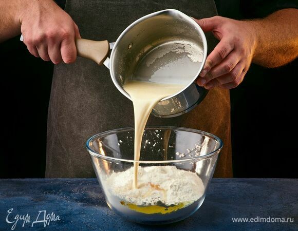 Соедините муку с теплой массой.