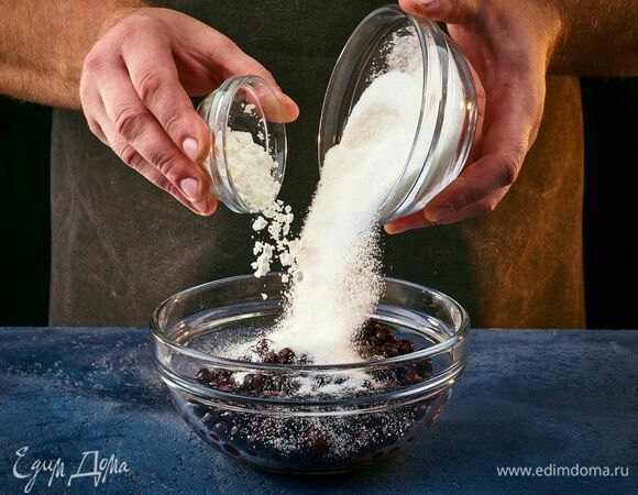 Черную смородину смешайте с крахмалом и сахаром.