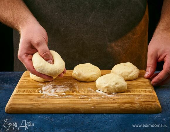 Разделите тесто на шарики одинакового размера.