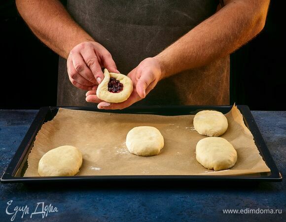 Раскатайте каждый шарик. В центр раскатанного круга выложите начинку и соедините края.<br />
Заготовки положите на противень, накройте и оставьте в теплом месте на 30 минут.