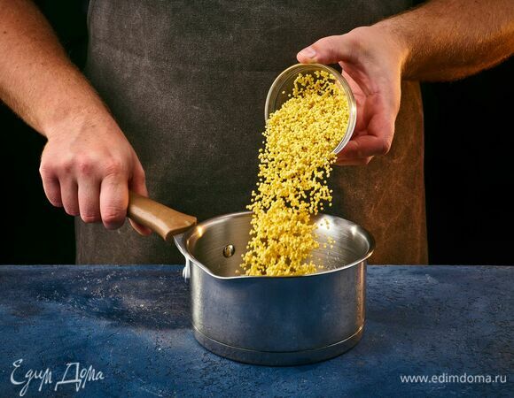 Промойте пшено и отварите до готовности.