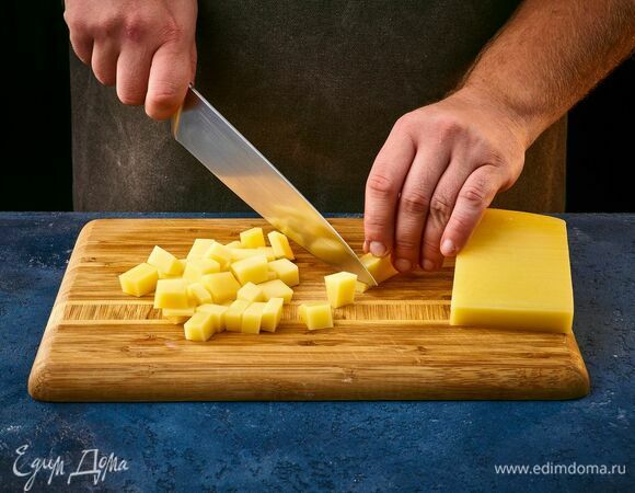 Копченый сыр нарежьте кубиками или натрите на терке.