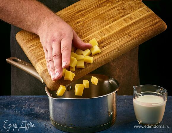 В сотейнике смешайте сыр и сливки, поставьте на огонь, растопите. Крем из копченого сыра готов!