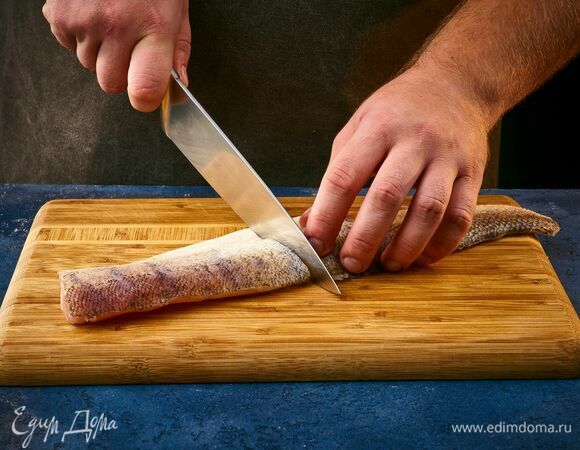 Судака очистите от чешуи, разделайте на филе и удалите кости. Нарежьте крупными кусками.