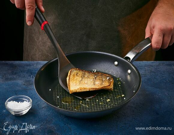 Обжарьте рыбу на сковороде до готовности, посолите.