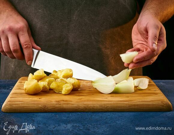 Беби-картофель отварите, разомните. Лук нарежьте крупно.