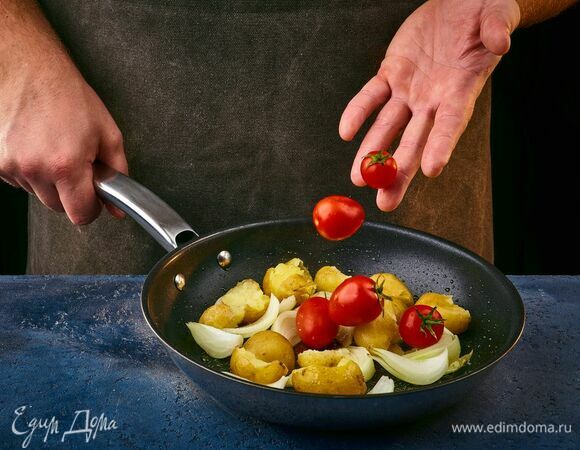 Картофель с луком слегка обжарьте на сковороде. Добавьте помидоры черри.