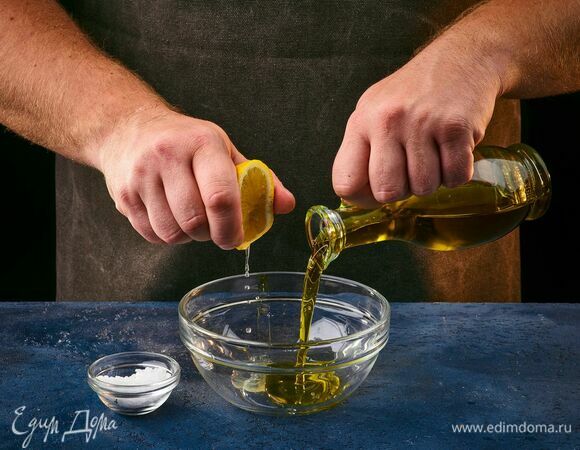 Для заправки смешайте растительное масло с лимонным соком, посолите.