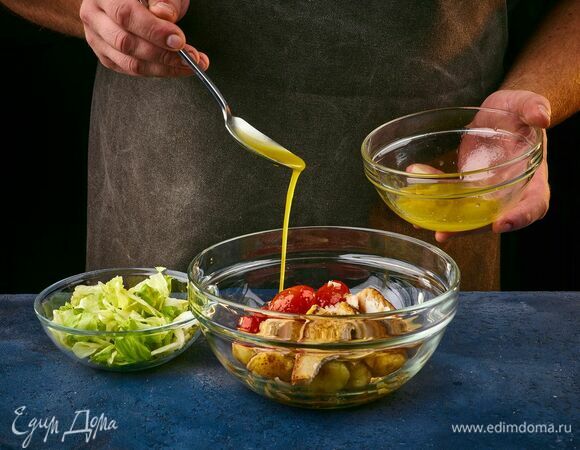 В салатнике соедините обжаренные овощи с рыбой, добавьте салатный микс и заправку.