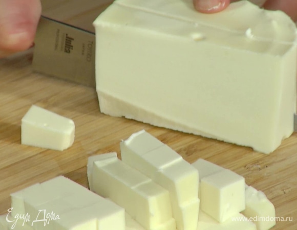 Фету порезать кубиками.