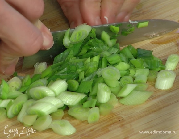 Зеленый лук тонко нарезать наискосок.