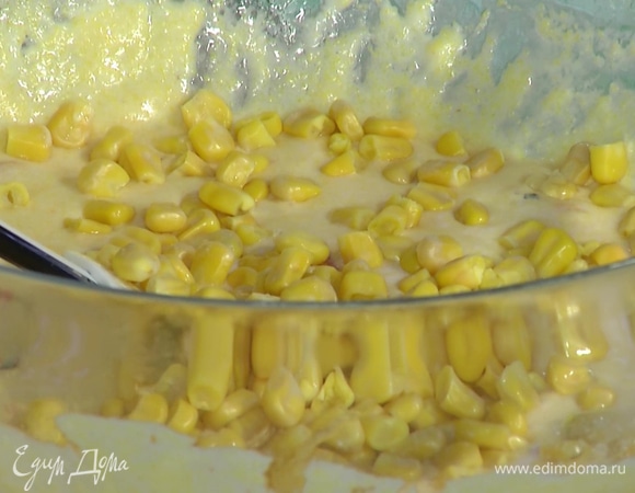 Приготовить тесто: кукурузную крупу и муку всыпать в глубокую миску, добавить яйца, кефир, соль, соду, разрыхлитель и вымешать, влить растопленное масло и перемешать, затем добавить сладкий перец, кукурузу, фету, зеленый лук и еще раз вымешать.