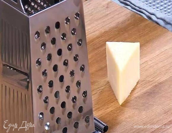 Твердый сыр натереть на мелкой терке.