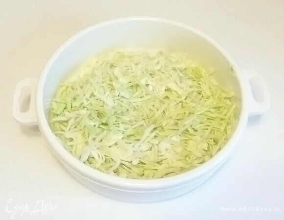 Белокочанную капусту нужно тонко нарезать и положить в глубокую емкость.