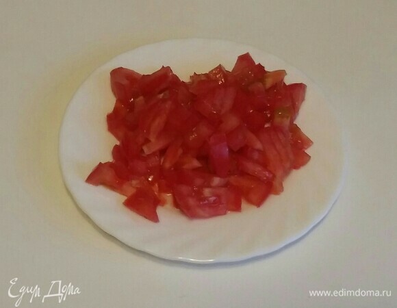 Помидор нарезать дольками, а потом нарезать их полосками.