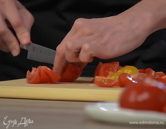 Свежие и вяленые помидоры нарезать небольшими дольками и отправить к луку с чесноком.