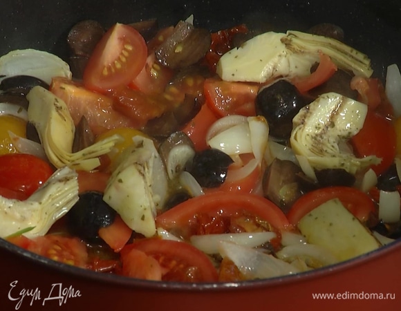 Маслины нарезать, вместе с артишоками добавить в сковороду, все перемешать и обжарить.