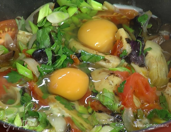 Зеленый лук, петрушку и базилик мелко порубить, посыпать обжаренные овощи и залить все яйцами.