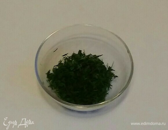 Зелень укропа мелко нарезать.