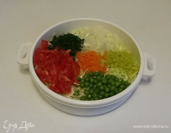 Морковь нужно натереть на мелкой терке и затем все нарезанные и очищенные ингредиенты салата добавить в глубокую емкость к нарезанной белокочанной капусте.