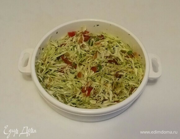 Затем нужно добавить оливковое масло и соль. Перемешать все вместе и поставить на 20 минут в холодильник. Салат готов. Приятного аппетита!