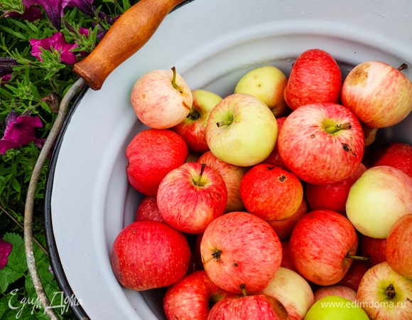 Из данного количества ингредиентов у меня получилось 3 банки по 500 г и 4 банки по 350 г. Начнем приготовление. Яблоки хорошо промыть.