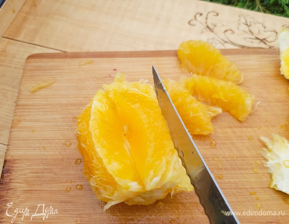 Затем вырезать дольки у апельсина между пленками таким образом, чтобы осталась только мякоть. Это делается для того, чтобы в джеме не было горчинки и жестких пленок.