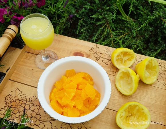 Дольки апельсина разрезать на половинки. Из лимонов выдавить сок.