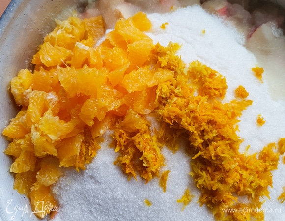 К нарезанным яблокам добавить сахар, воду, сок лимонов, цедру и дольки апельсинов.