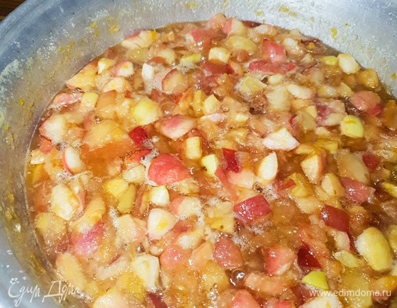 После закипания варить смесь 40 минут на медленном огне, периодически помешивая.