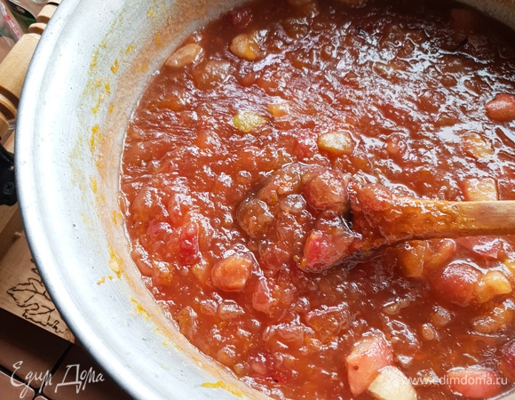 После того как джем сварился, сразу разложить его по стерилизованным банкам и закрыть крышками. Накрыть банки полотенцем и оставить до полного остывания при комнатной температуре, лучше на сутки. Затем можно убрать джем в прохладное место либо в погреб.