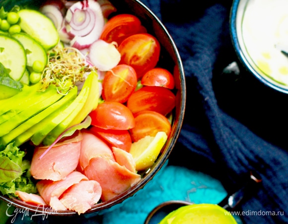 Моем и выкладываем в салатник ингредиенты, мысленно поделив тарелку на сектора. Выложить в каждый сектор свой ингредиент, огурец посыпать горошком в цвет.