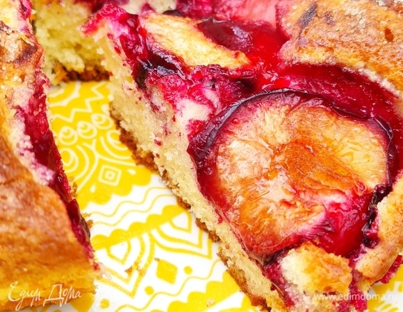 Должно получиться довольно густое тесто. Форму для запекания (диаметр 24 см) застелить пергаментом либо смазать сливочным маслом, выложить тесто и разровнять. Сливы разделить пополам и извлечь косточку. При желании нарезать на несколько частей. Выложить сливы поверх теста, не вдавливая.