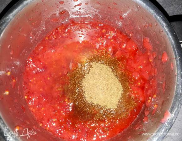 Пюрируйте ягоды (я взяла красную смородину), по желанию можно пропустить через сито или марлю, чтобы не было косточек, но для вставки это не принципиально. Добавьте сахар и доведите до кипения. Затем снимите с огня и вмешайте желатин.