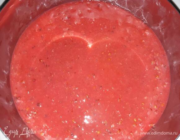 Натяните пищевую пленку на кондитерский круг диаметром 16 см. Вылейте ягодное пюре внутрь и поставьте в морозилку примерно на час до затвердения.