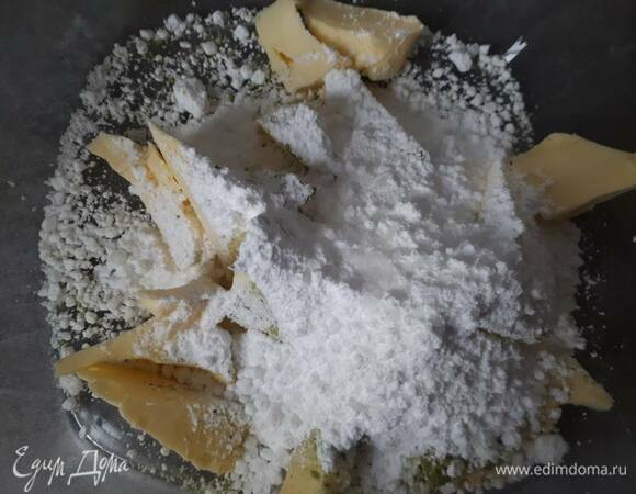 Для теста взбейте масло с сахарной пудрой и чаем матча.