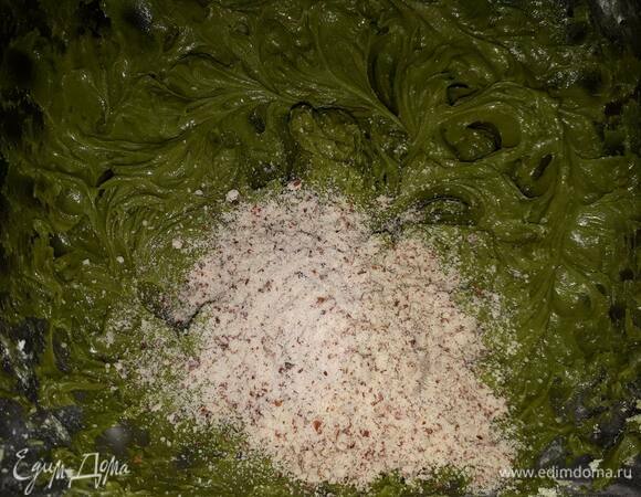 Вмешайте миндаль.