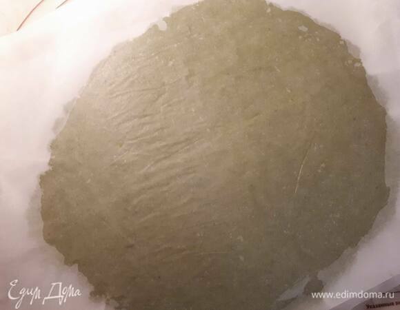 Раскатайте тесто между двумя листами пекарской бумаги.