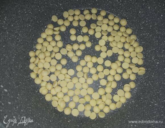 Для панна котты растопите шоколад на водяной бане.